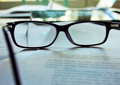 Reading Photo by Mari Helin-Tuominen on Unsplash